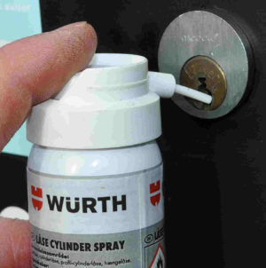 Postkasselåsen smøres med låsecylinderspray fra Würth Låsecylinderspray